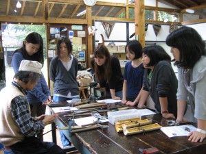 真剣な表情で説明に聞き入る面々